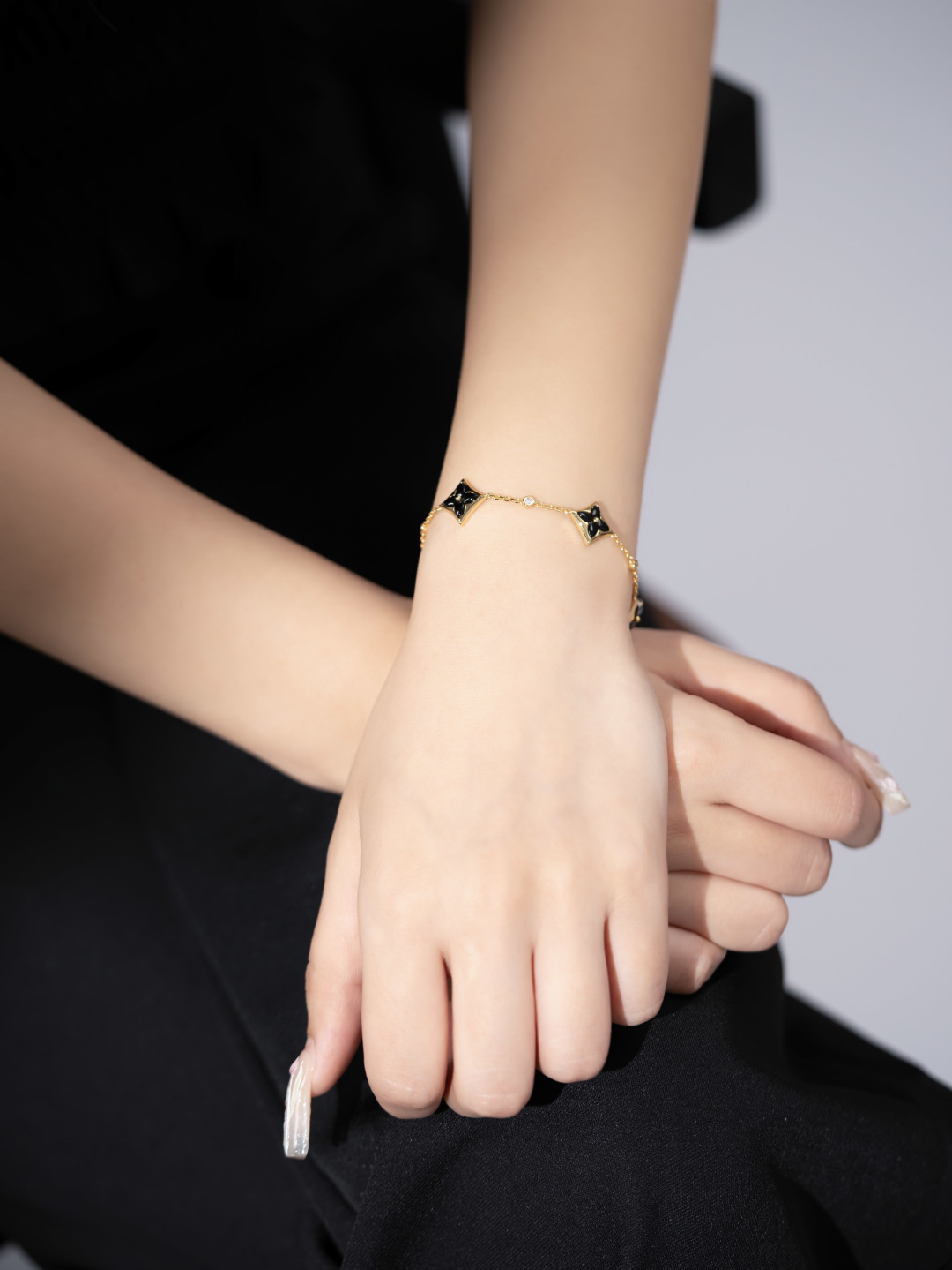 Louis Vuitton Color Blossom BB Star Bracelet Onyx And Diamonds lv2005 10 Louis Vuitton Color Blossom BB Star Bracelet Onyx And Diamonds lv2005 - Image 10